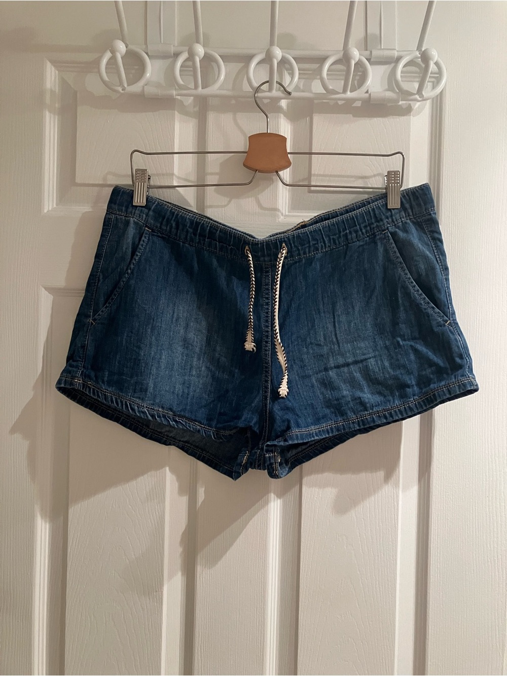 Roxy short, lightweight fabric
